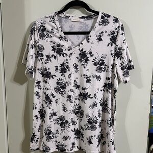 Floral V-Neck Short Sleeve Top in Black and White